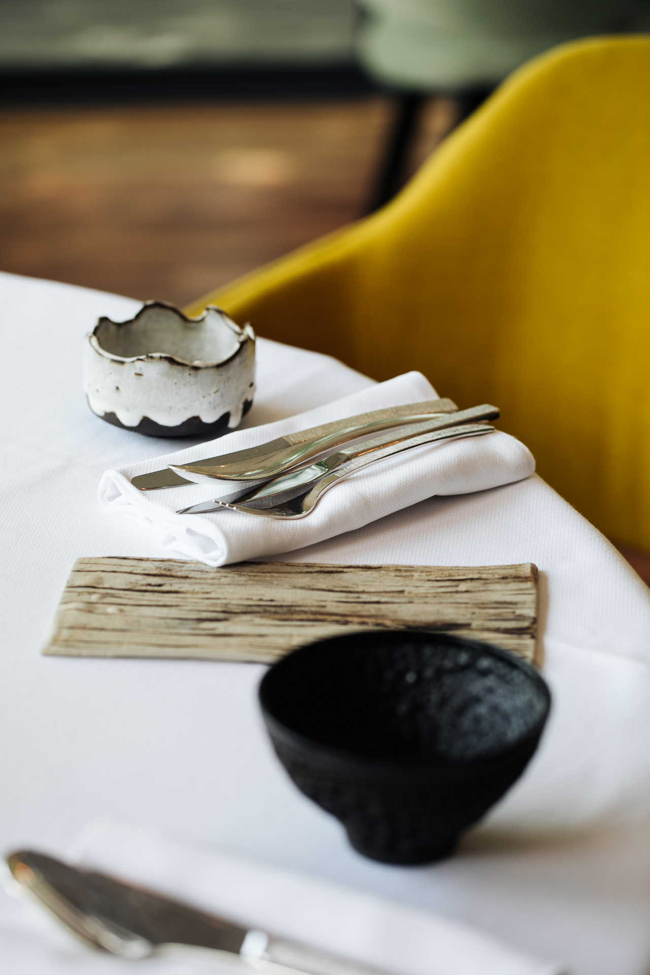 Table dressé avec siège jaune - Spécialités culinaires rennes - Le Pont d'Acigné