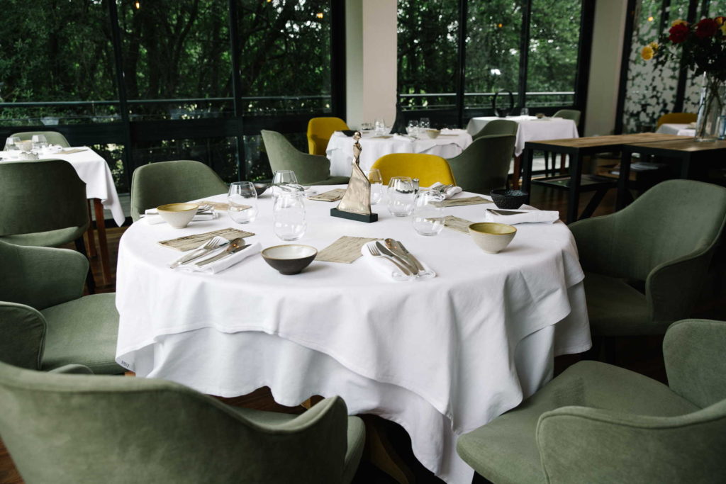Table avec chaises vertes - Restaurant autour de rennes - Le Pont d'Acigné